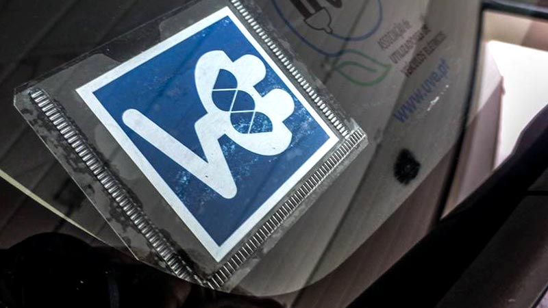 dístico identificativo para veículos elétricos